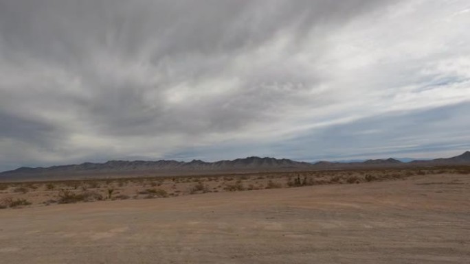 沙漠山脉和大胆天空的风景