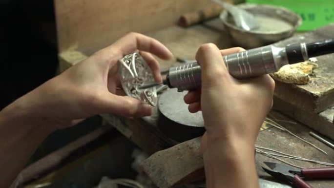 珠宝商在珠宝行业工作。用专业工具制作工艺珠宝的桌面。工具的特写视图。泰国。