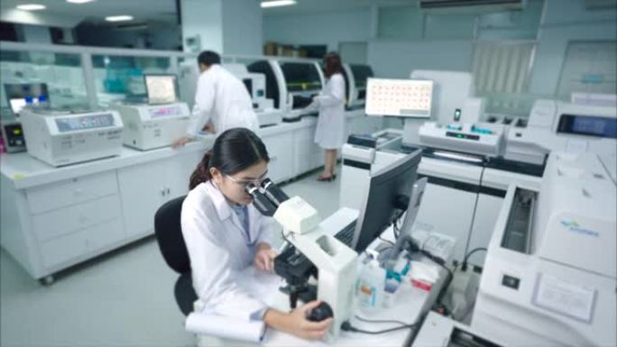 研究疫苗实验室技术员，亚洲医疗技术人员在私人实验室工作。