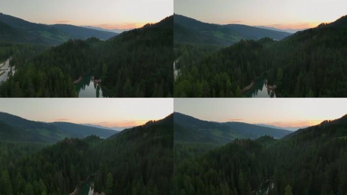 空中无人机视图最美丽的Lago di Braies日出场景也被称为Pragser Wildsee。意