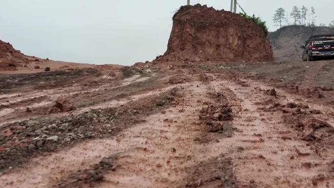 雨后路面开采工地湿滑黄泥路车轮压过的坏路