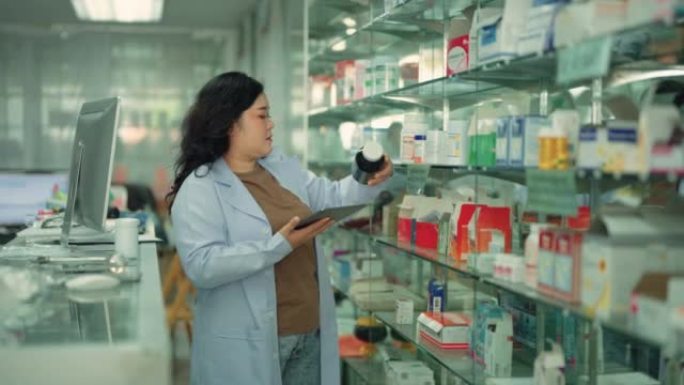 亚洲女药剂师在零售药房检查货架上的库存