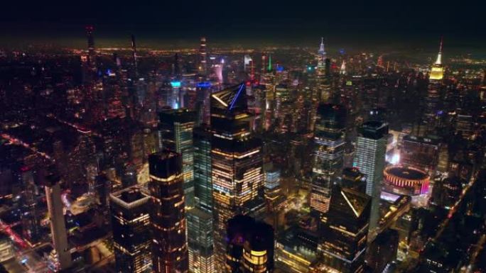 晚上风景秀丽的纽约令人叹为观止。无人驾驶飞机镜头在从未沉睡的大都市的无尽全景中。