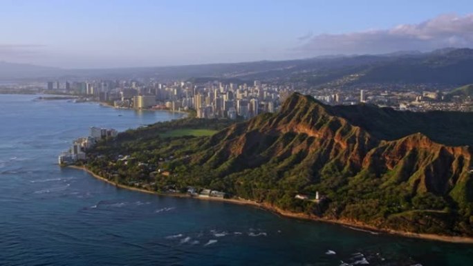 夏威夷瓦胡岛以檀香山为背景的空中钻石头