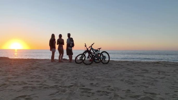 海滩上家庭和自行车的鸟瞰图