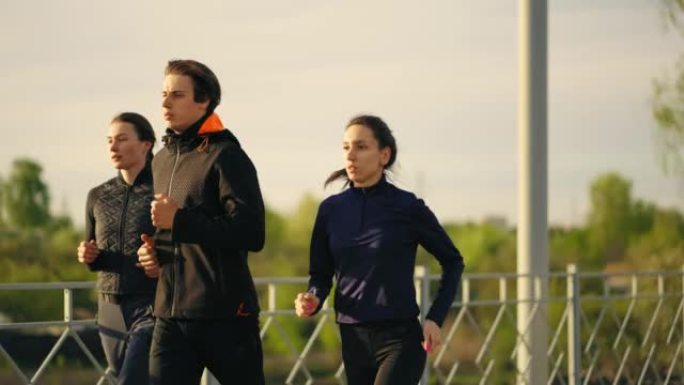 年轻的运动者在户外早晨或晚上跑步，现代青年的健康生活方式