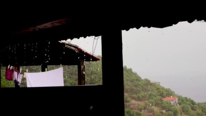 从乡间别墅的阳台上可以看到雨水。慢动作