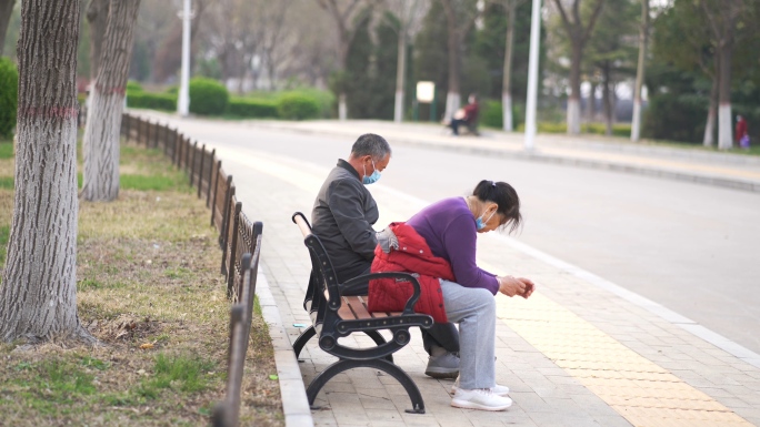 公园长椅老头老太太老年业余生活文化娱乐