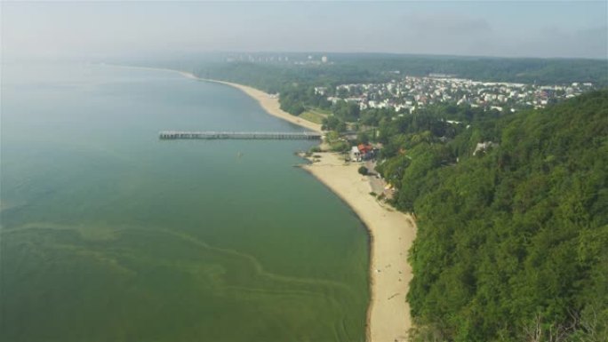 夏日波兰海岸线的鸟瞰图。格丁尼亚市