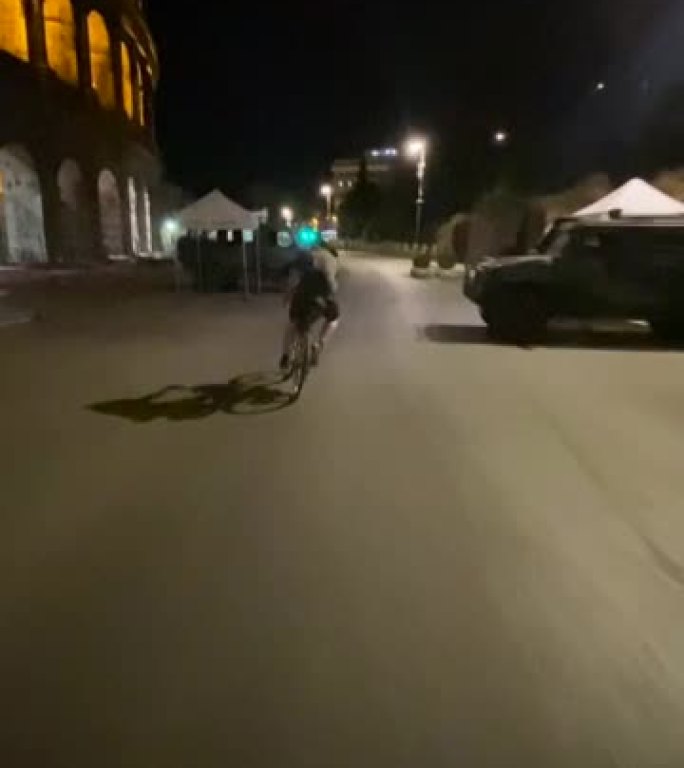 晚上在前面骑自行车。斗兽场的