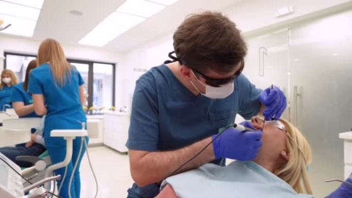 男性牙医对女性患者进行除垢程序