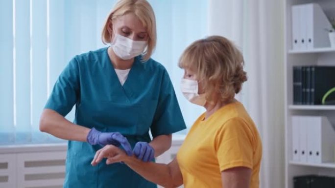 物理医生在新型冠状病毒肺炎大流行中检查患者的手，健康问题