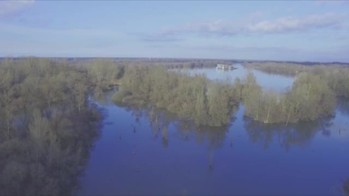 空中无人机在冬季的晴天拍摄湖泊