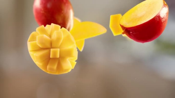 厨房背景中的芒果和切片的飞行