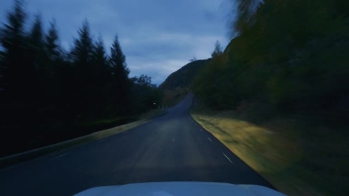 挪威的POV夜间汽车驾驶: 秋冬户外