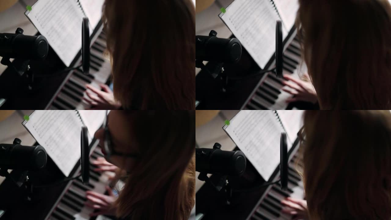 女人弹钢琴，对着麦克风唱圣诞颂歌。音乐录音和歌唱课在家