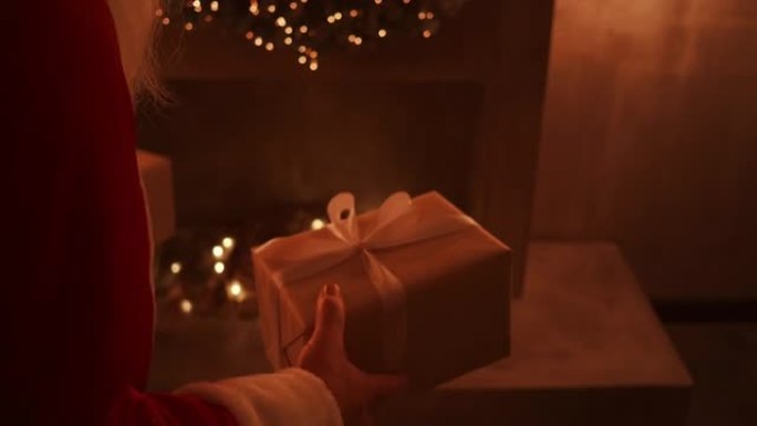 圣诞老人在圣诞节之夜给孩子们带来礼物，并将其放在儿童之家的圣诞树附近。摄像机在树下监控礼物的交付情况