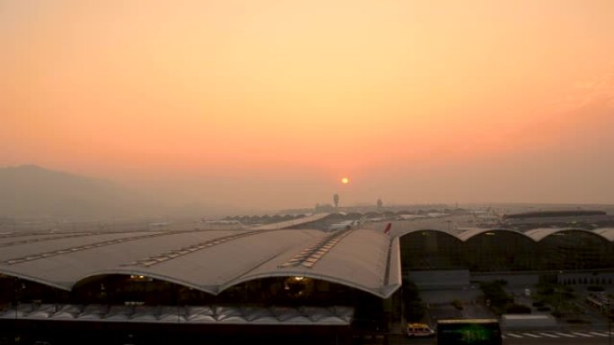 机场加油站的日落