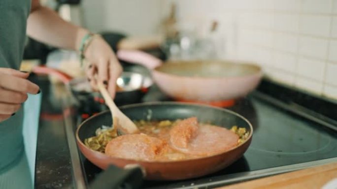 女人煮鸡蛋配西红柿和青椒 (menemen) 作为早餐