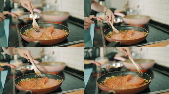 女人煮鸡蛋配西红柿和青椒 (menemen) 作为早餐