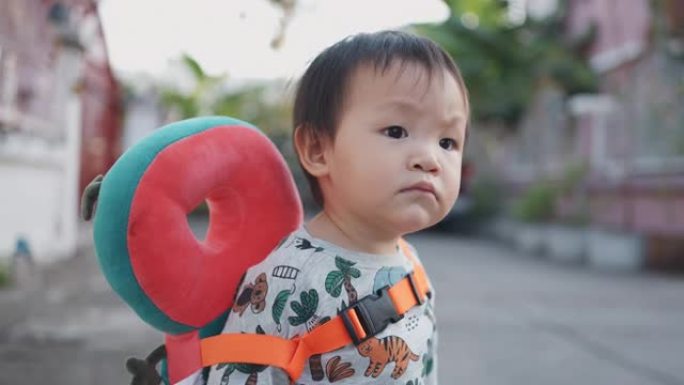 亚洲可爱男婴在户外散步和玩耍