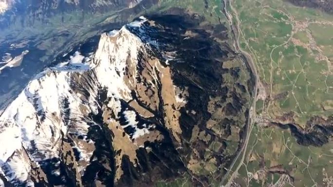 翼服飞行者在瑞士山区景观上空翱翔