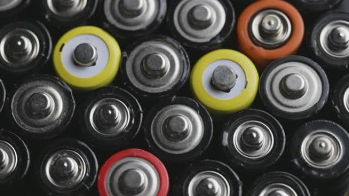 很多旧电池。不同类型的电池和电池。用于回收的废旧电池