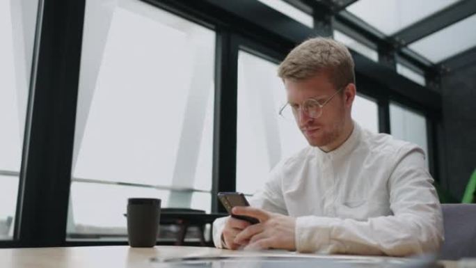 病态的互联网使用和现代人的末日，英俊的欧洲男人正在用智能手机阅读新闻