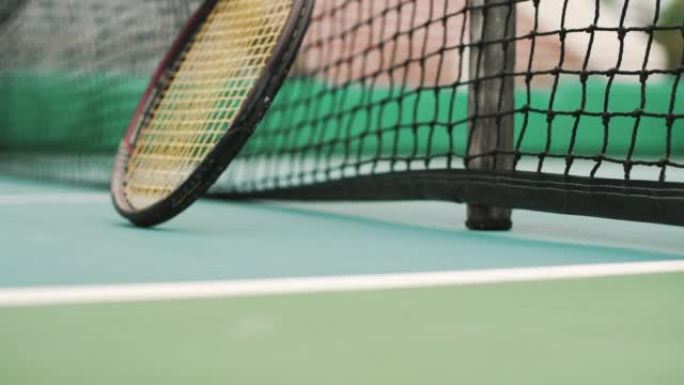 网球costar旁边的网球拍和网球特写镜头