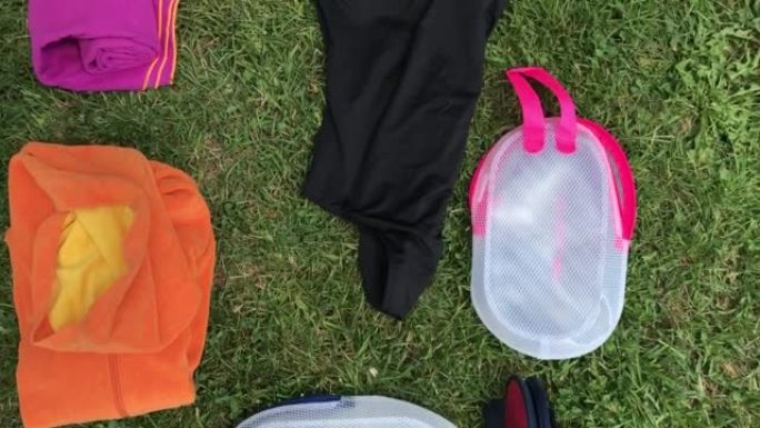 成熟女性游泳装备户外夏季草地背景