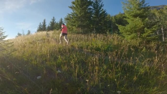 男性越野跑运动员穿越山路