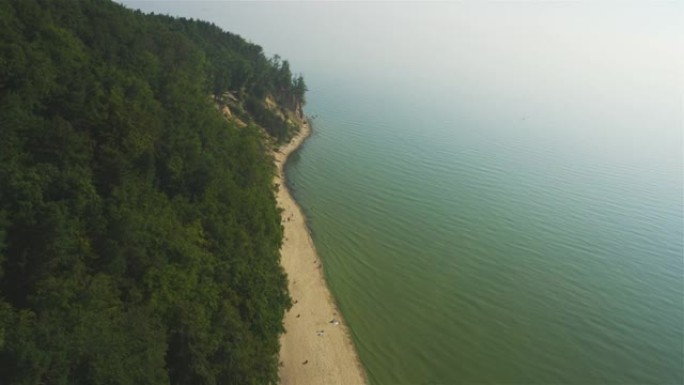 夏日波兰海岸线的鸟瞰图。格丁尼亚市