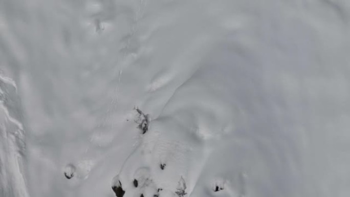 空中无人机拍摄雪山