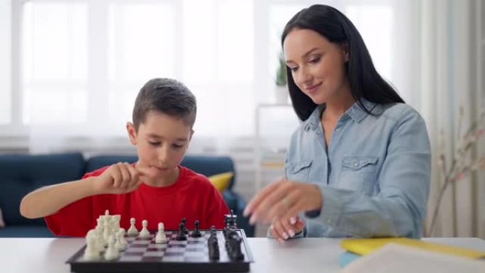 男孩教妈妈下棋，游戏以提高注意力和记忆力