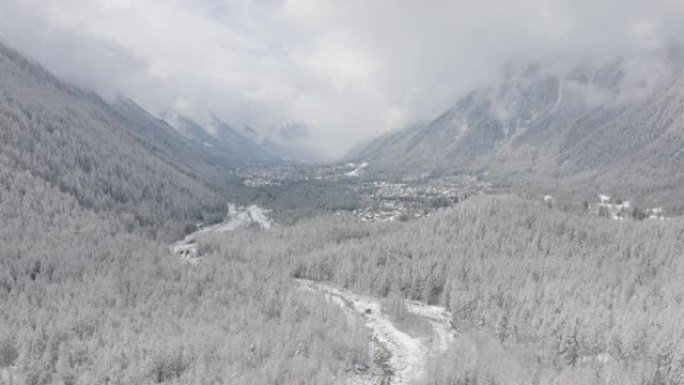 空中无人机拍摄雪山山谷