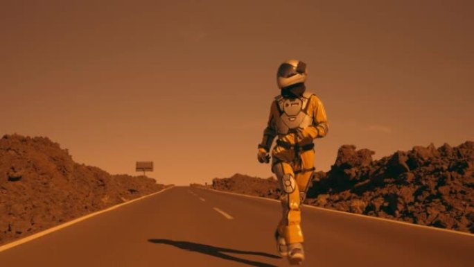 在火星上超现实的行走。沿着沙漠公路奔跑的女宇航员