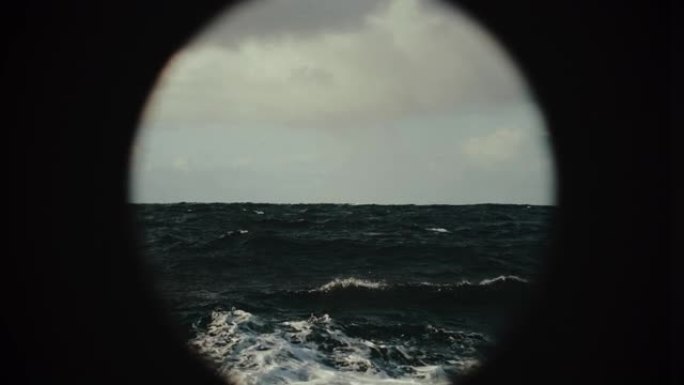 从船上看到波涛汹涌的大海