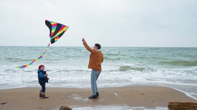 漂亮的父子在海边放风筝