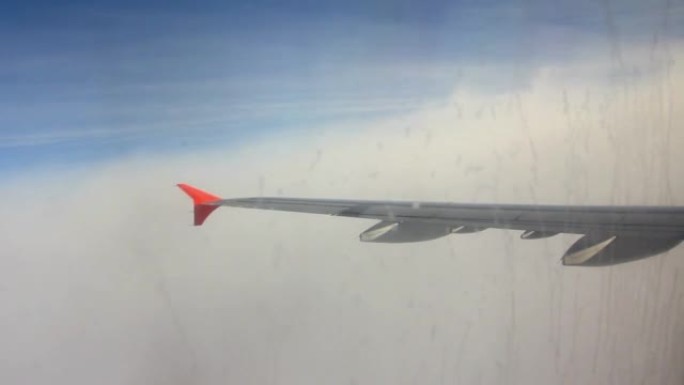 机翼飞机进入云层