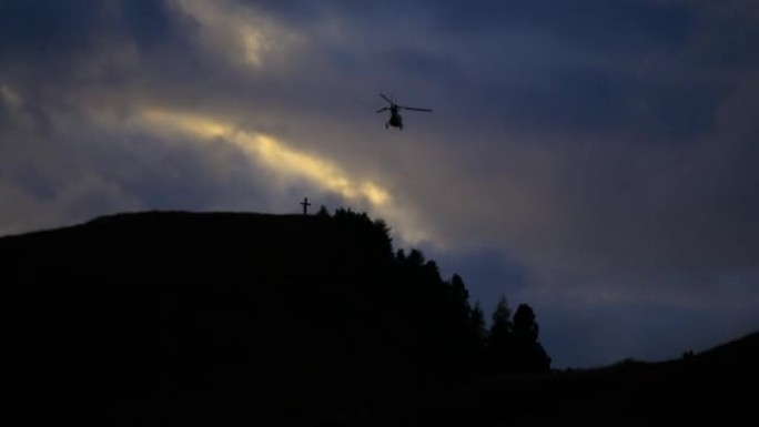 在白云岩上工作的救援直升机