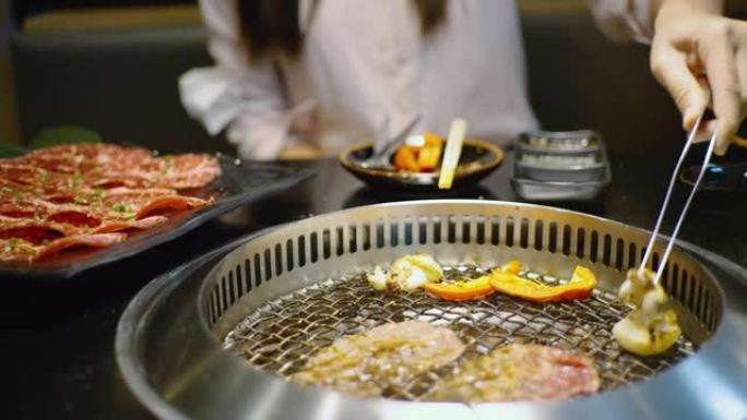 日式烤肉，在热炭炉上烤肉。