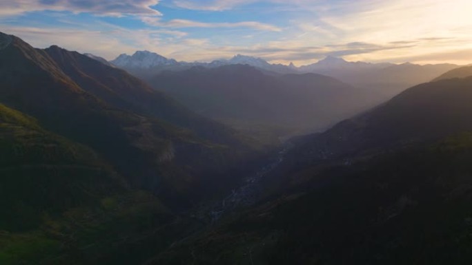 日落时欧洲阿尔卑斯山山谷的鸟瞰图