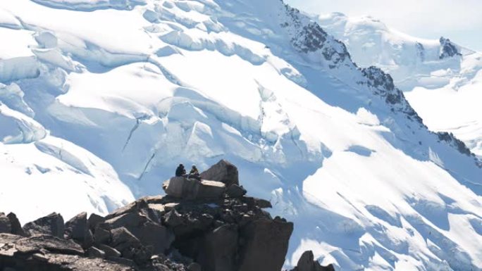 一队登山者在山顶上移动。休息一下。冬季冒险