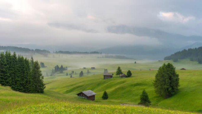 意大利夏季多洛米蒂雄伟的Seiser Alm meadows的延时日出场景与移动的雾和云。南蒂罗尔阿