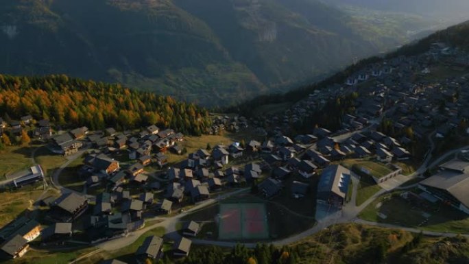 瑞士瓦莱州Bettmeralp村左侧的空中幻灯片