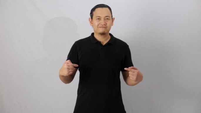 空白领衬衫模型模板，前视图，亚洲男模穿着纯黑色t恤孤立在白色上。Polo t恤设计模型演示