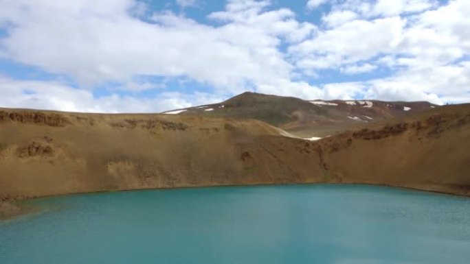 冰岛清澈的深蓝色克拉夫拉湖的时间流逝。