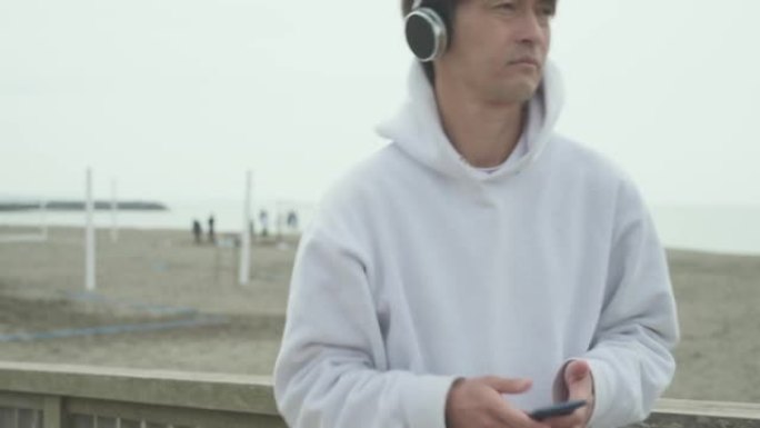 男人在海边使用智能手机