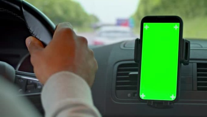 LD男子手持方向盘在高速公路上驾驶智能手机导航