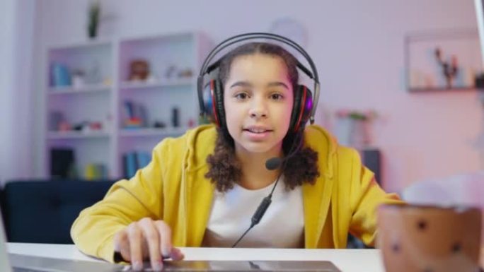 微笑的非洲裔美国少女玩在线视频游戏，休闲
